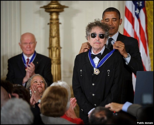 Президент Барак Обама нагородив Боба Ділана Президентською медаллю Свободи
