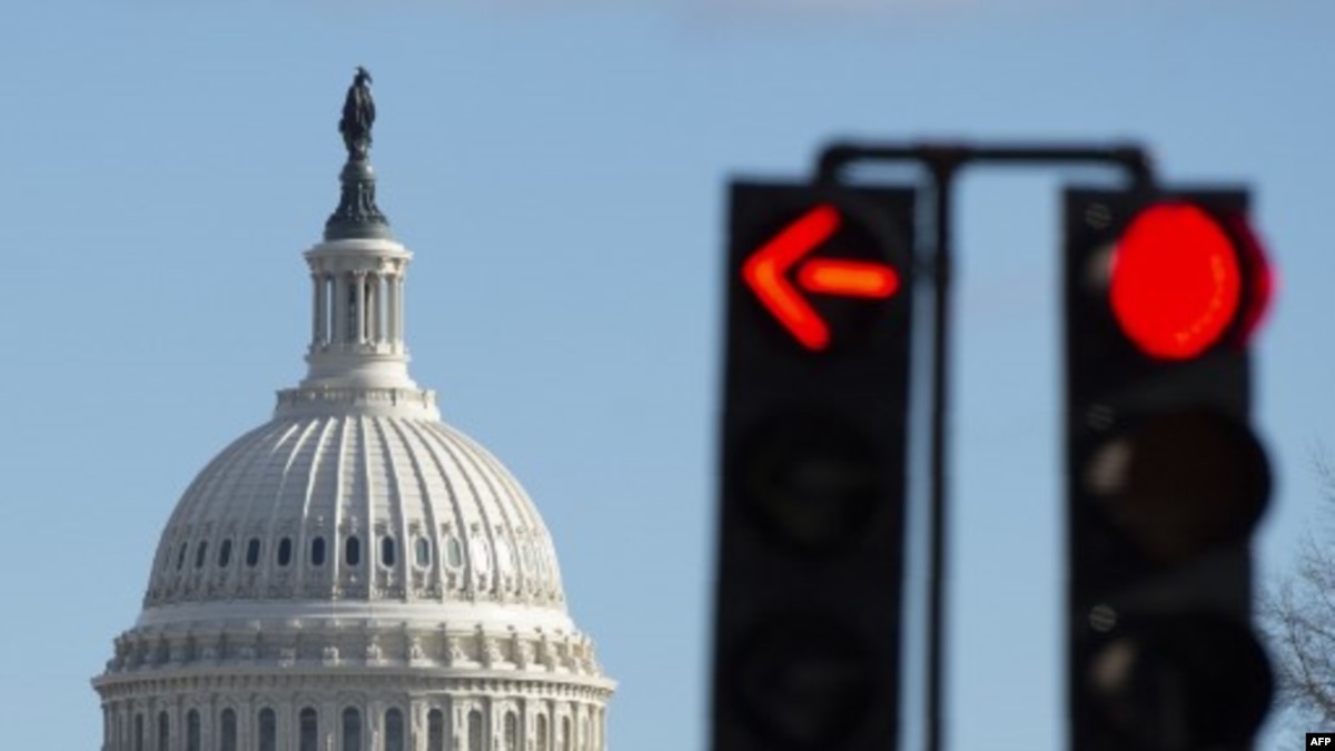 Senado aprueba medida para pagar retroactivamente a trabajadores federales después que abra el gobierno