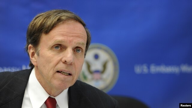 The United States' Assistant Secretary of State for Democracy, Human Rights and Labor Michael Posner speaks to the media during a news briefing  (Feb 2012 file photo)
