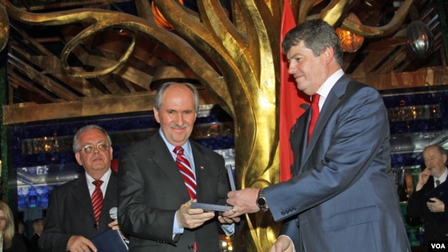 Elez getting award from Albanian President Topi