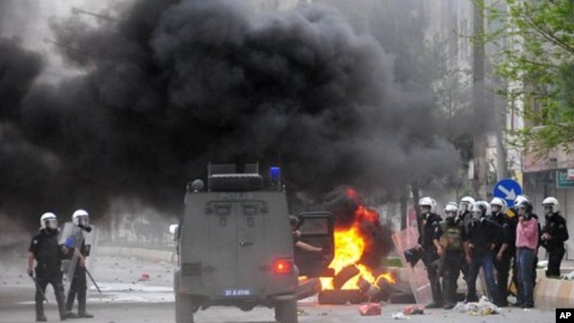 Riot police clash with Kurdish protesters in the town of Bismil, near the southestern Turkish city of Diyarbakir, April 21, 2011