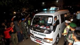 Xe cứu thương chở quan tài của một tù nhân vừa bị hành quyết đến cảng Wijayapura sau khi trở về từ đảo tù Nusakambangan ở Cilacap, Trung Java, Indonesia, ngày 29/4/2015.