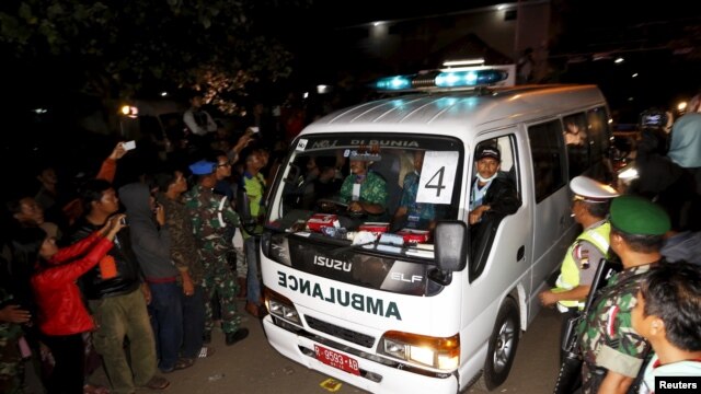 Xe cứu thương chở quan tài của một tù nhân vừa bị hành quyết đến cảng Wijayapura sau khi trở về từ đảo tù Nusakambangan ở Cilacap, Trung Java, Indonesia, ngày 29/4/2015.