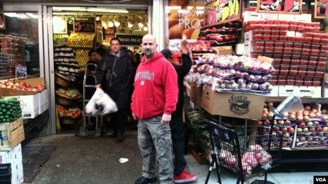 Store manager Ian Joscowitz was sure his market was filled with essential supplies for his customers, in New York, Monday, October 29, 2012. (VOA / A. Phillips)