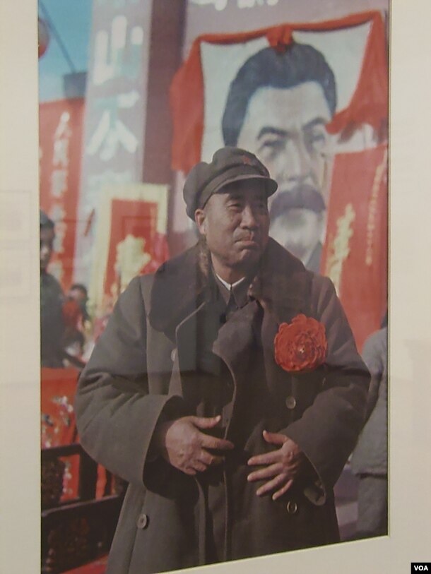 在两年前莫斯科举行的一次图片展览上，一张照片显示中共领导人朱德1949年12月在北京庆祝斯大林生日。(美国之音白桦拍摄)
