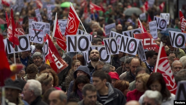 Manifestantes demandan "No más recortes" de parte del gobierno en Madrid, ante el regreso de España a la recesión.