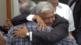López Obrador, abraza al poeta javier Sicilia participante en las protestas estudiantiles.