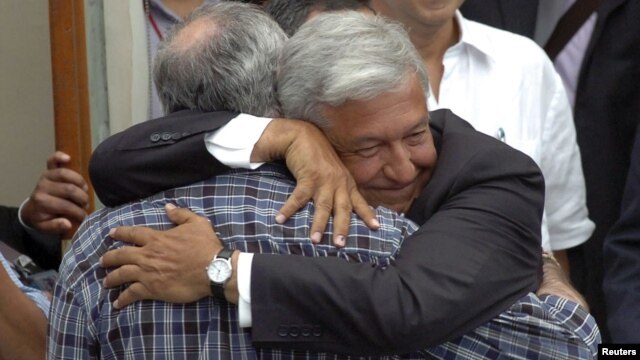 López Obrador, abraza al poeta javier Sicilia participante en las protestas estudiantiles.