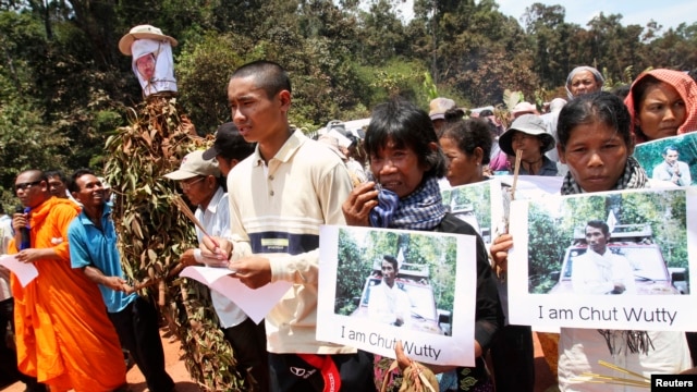 People march to the killing site of Cambodian anti-logging activist Chut Wutty in Koh Kong province, May 11, 2012.