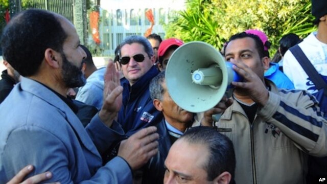 Islamist supporters descend on central Tunis, Tunisia, December 3, 2011.  Several thousand Islamists and pro-secular demonstrators faced off in front of Tunisia's Constituent Assembly, where the North African nation's new, post-revolutionary constitution 