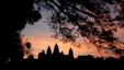 ថ្ងៃ​រៈ​នៅ​ប្រាសាទ​អង្គរ​វត្ត