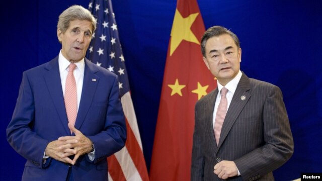 Ngoại trưởng Mỹ John Kerry phát biểu bên cạnh Bộ trưởng Ngoại giao Trung Quốc Vương Nghị tại cuộc họp song phương ở Trung tâm Thương mại Thế giới Putra, Kuala Lumpur, Malaysia, ngày 5/8/2015.