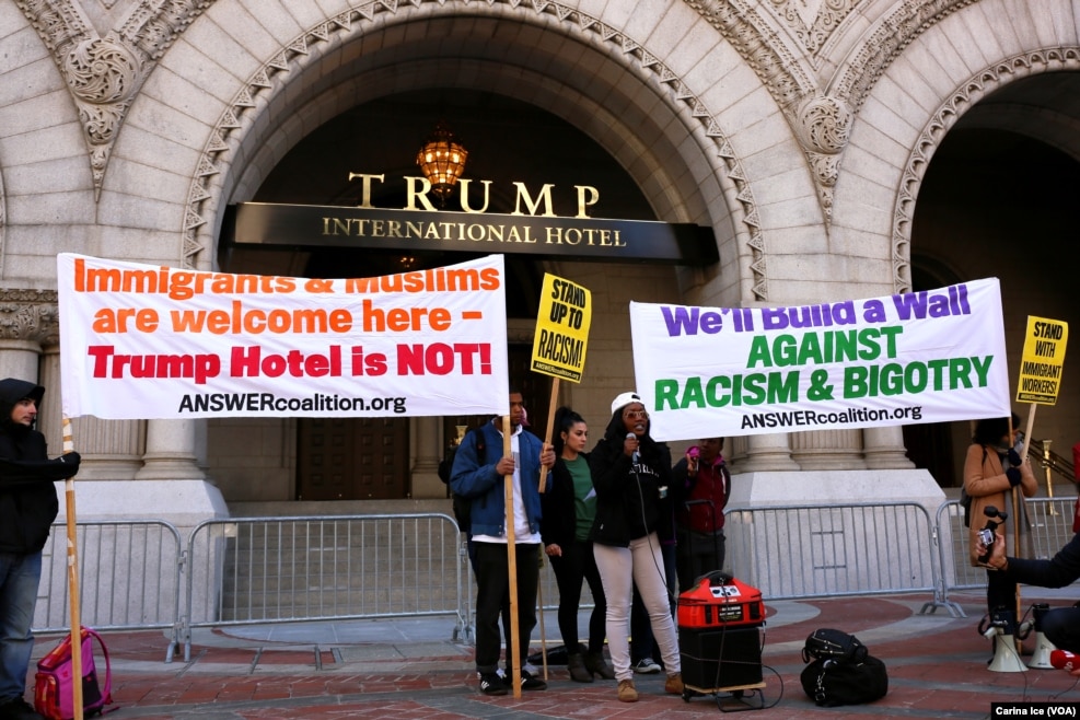 在华盛顿，在川普新开张的豪华酒店前面，有人示威，标语上写着&ldquo;这里欢迎移民和穆斯林，不欢迎川普酒店&rdquo;&ldquo;对抗种族主义&rdquo;&ldquo;我们要筑墙阻挡种族主义&rdquo;