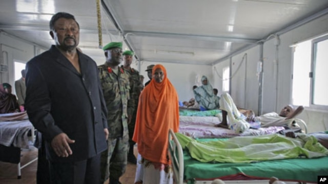 Jean Ping (L), chairman of the Commission of the African Union, visits wounded Transitional Federal Government soldiers at the African Union Mission in Somalia Level II hospital, at the operation's headquarters in Mogadishu, Somalia, August 20, 2011. (fil