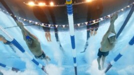 Ryan Lochte, izquierda, y Michael Phelps nadan los 400 metros combinados, durante las pruebas olímpicas que se realizan en Omaha, Nebraska. Lochte ganó la competencia, pero ambos clasificaron para las olimpiadas de Londres.