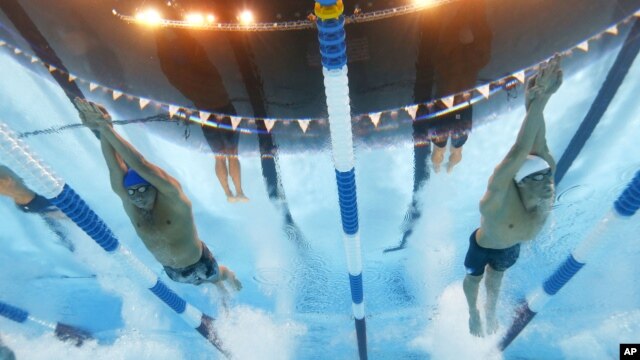 Ryan Lochte, izquierda, y Michael Phelps nadan los 400 metros combinados, durante las pruebas olímpicas que se realizan en Omaha, Nebraska. Lochte ganó la competencia, pero ambos clasificaron para las olimpiadas de Londres.