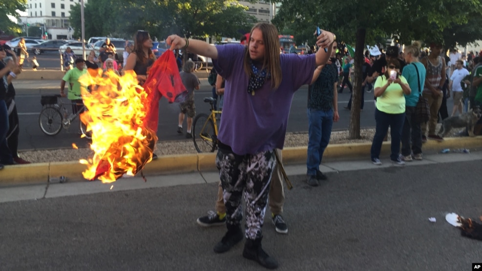 Manifestantes quemaron camisetas con el emblema de Donald Trump durante las protestas en Albuquerque, Nuevo México, el martes, 24 de mayo de 2016.