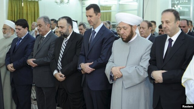Tổng thống Syria Bashar al-Assad dự lễ Eid Al Fitr tại đền thờ Hồi giáo al-Hamad ở Damascus, ngày 19/8/2012