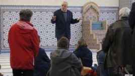 Xhamitë e Francës hapin dyert për jomyslimanët
