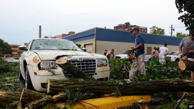 A causa del tornado varias personas quedaron atrapadas en sus casas.