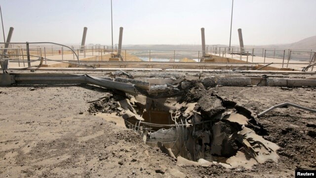 Musul Barajı yakınlarında Amerikan bombardımanı sırasında açılmış bir kriter