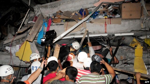 Nhân viên cứu hộ tìm cách đưa người sống sót ra khỏi một tòa nhà bị đổ sập sau trận động đất mạnh ở thành phố của Manta, Ecuador, ngày 17/4/2016.