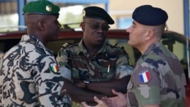 A French army officer (R) talks to his Malian and Senegalese army counterparts outside where a meeting is taking place for the intervention force provided by the ECOWAS grouping of West African states, in Bamako January 15, 2013.