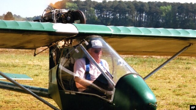 Ray Gefken in the tight cockpit of his ultralight, single-seat airplane. (Mary Saner/VOA)