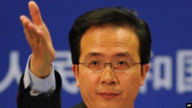China's Ministry of Foreign Affairs spokesman Hong Lei gestures for questions at a press briefing in Beijing, Nov. 30, 2010 (FILE).