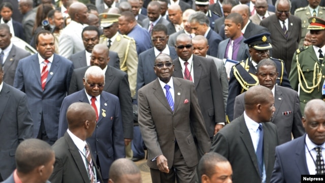 Rais Robert Mugabe wa Zimbabwe  (kati), Rais  Armando Guebuza wa msumbiji (2nd L red tie), Mfalme Mswati III wa Swaziland (L red and white tie) na RaisJoseph Kabila wa Congo (behind Guebuza) kwenye mkutano wa SADC