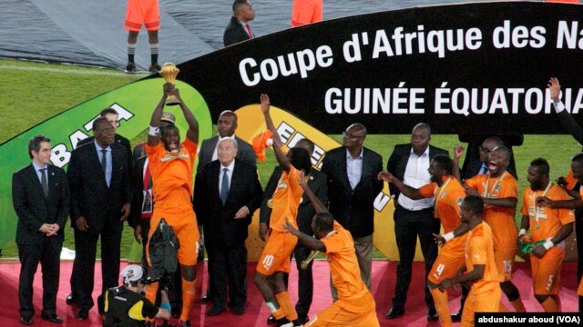 Toure Kapiteni wa Ivory Coast anainua kombe baada ya kukabidhiwa na Rais Nguema