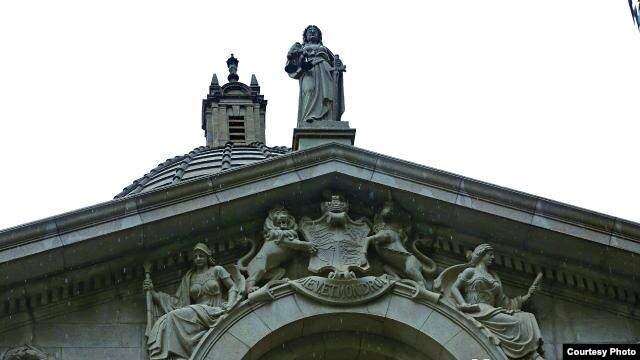 香港终审法院大楼上的象征正义与法律的蒙眼泰美斯女神像（苹果日报图片）