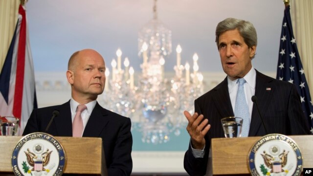 Ngoại trưởng John Kerry (trái) và Bộ trưởng Ngoại giao Anh William Hague cùng có mặt trong buổi họp báo chung tại Bộ Ngoại giao Hoa Kỳ, Washington, 12/6/2013.