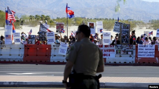 Người biểu tình đứng dọc con đường dẫn đến Sunnylands, nơi diễn ra Hội nghị thượng đỉnh ASEAN tại Rancho Mirage, California, ngày 15/2/2016.