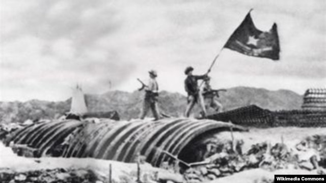 Quân đội Nhân dân Việt Nam phất cờ chiến thắng trên nóc hầm chỉ huy của Pháp tại Điện Biên Phủ