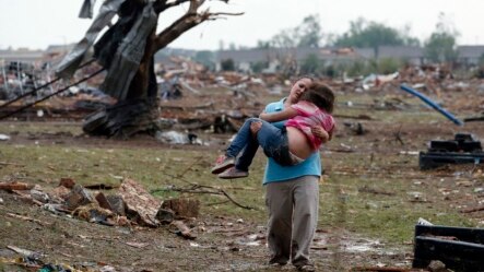 El poderoso tornado tocó tierra en una de las zonas más poblados del área metropolitana de la ciudad de Oklahoma. Una escuela también fue destruida.