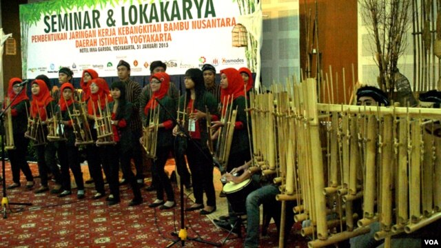 Industri angklung terancam gulung tikar akibat kekurangan bahan baku bambu (Foto: VOA/ Munarsih)