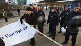 Protesti ispred sedišta Evropske komisije u Briselu