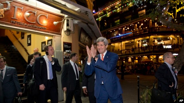 U.S. Secretary of State John Kerry returns a warm greeting from a crowd as he leaves the Foreign Correspondents Club Restaurant in Phnom Penh, Cambodia, Monday, Jan. 25, 2016.  Kerry is in Cambodia on the fourth leg of his latest round-the-world diplomatic mission, which will also take him to China. (AP Photo/Jacquelyn Martin, Pool)