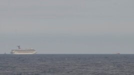 Observar el crucero a la distancia ha dado tranquilidad a los familiares de los más de cuatro mil pasajeros de la enorme embarcación.