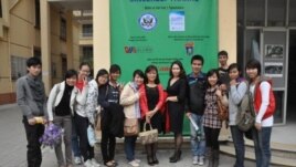 Chị Ðỗ Minh Thùy cùng các đồng nghiệp và học viên.