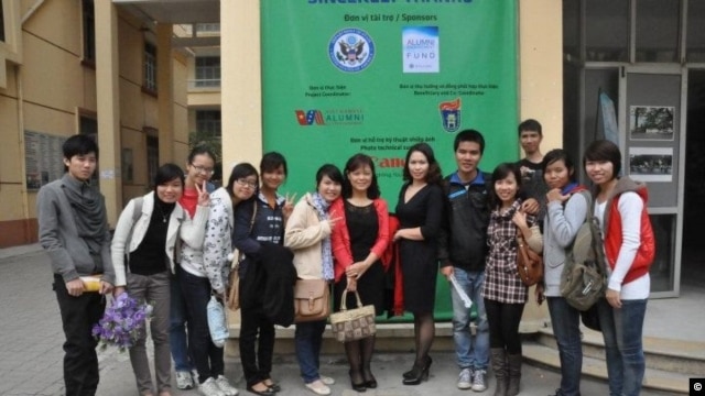 Chị Ðỗ Minh Thùy cùng các đồng nghiệp và học viên.