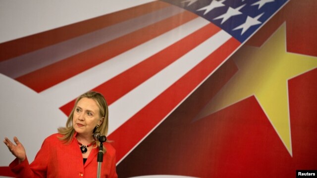 Clinton ha participado en la Cumbre ASEAN en Camboya, donde ha exigido a China resolver los conflictos marítimos de la zona. 