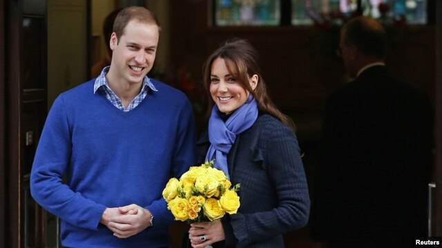 Britain's Prince William leaves the King Edward VII hospital with his wife Catherine, Duchess of Cambridge, in London, December 6, 2012. 