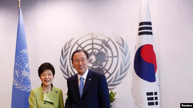 Tổng thư ký Liên hiệp quốc Ban Ki-moon (phải) và Tổng thống Nam Triều Tiên Park Geun-hye tại trụ sở Liên hiệp quốc ở New York, 5/6/13