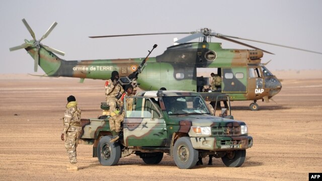 Abasirikare b'igihugu ca Mali bari mw'wikamyo hafi y'indege ya kajugujugu Puma y'igihugu c'Ubufransa