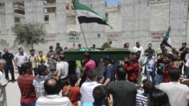 Anti-government protesters carry the body of Yaser Raqieh, whom protesters say was killed by forces loyal to Syria's President Bashar al-Assad, near Hama June 5, 2012. 