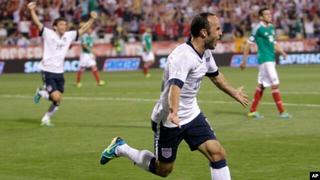 Tiền vệ Landon Donovan của tuyển Mỹ ăn mừng sau khi ghi bàn trong hiệp hai trận đấu vòng loại với Mexico trên sân Columbus, bang Ohio. Mỹ hạ Mexico 2-0, đoạt vé vào World Cup 2014.