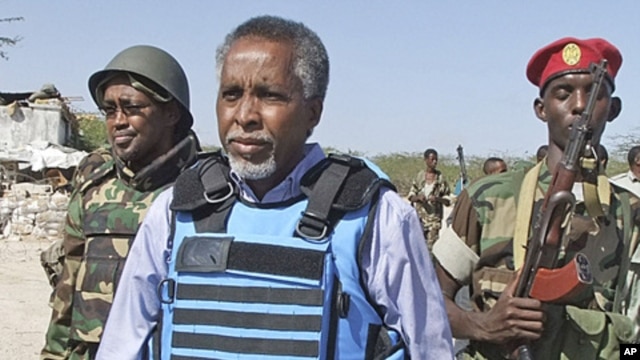 Somali Interior Minister Abdi Shakur Sheik Hassan, center, is escorted by soldiers in Mogadishu, February 23, 2011