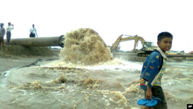 In late 2010, Shukaku, Inc., continues to pump fill into Beoung Kak lake, inundating occupied homes as it moves towards building a residential and business district.